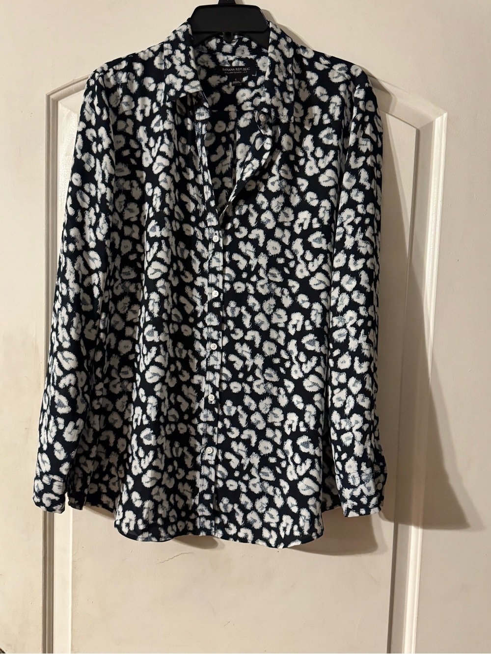 Banana Republic Women’s Large Navy Abstract Animal Print Button Front L